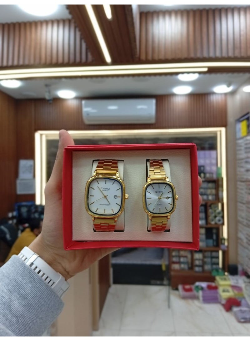 طقم ساعات كاسيو زوجي – ساعة رجالي وساعة نسائي أنالوج بسوار ستانلس ستيل ذهبي وميناء أبيض – مع علبة هدايا